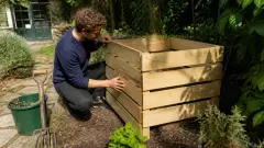 Composteur en bois : avantages, limites et conseils d’installation