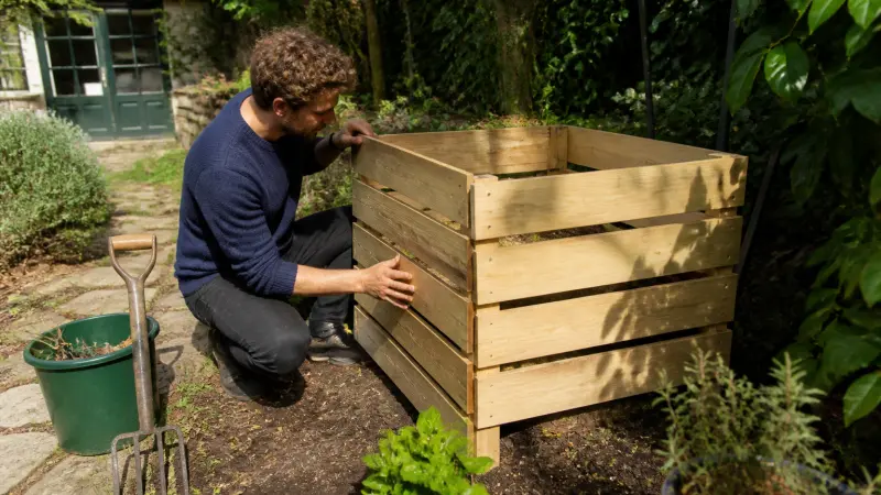 Composteur en bois : avantages, limites et conseils d’installation